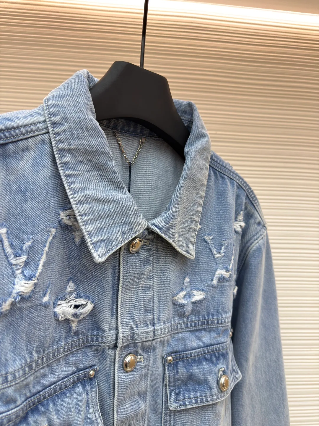 LOUIS VUITTON washed ripped denim jacket ●Authentic product: Purchased and developed for 25600 ●Item number: 1680604-B85 ●Material: pure cotton exclusive denim material ●Technology: laser burning ●Version: fitted version ●Weight: about 1070 grams ●Size: 48-59-52-54 ●Description: This destroyed detail is really cool. This washed denim truck elevates a classic silhouette with contrasting Monogram detailing front and rear, crafted with an edgy tear effect. This mid-season piece is effortlessly layered and can be worn with matching accessories for an on-trend look.